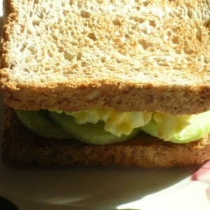 ゆで卵ときゅうりのサンドイッチ